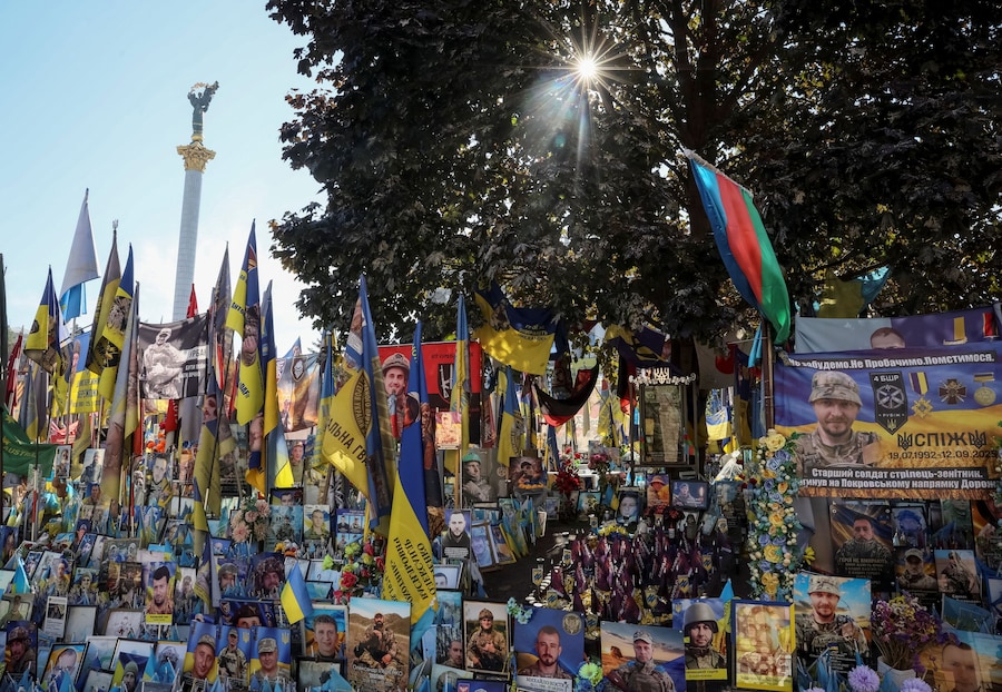 Un memoriale improvvisato in onore dei difensori ucraini caduti in Piazza dell'Indipendenza, mentre il Paese celebra la Giornata della Memoria dei Difensori, a Kiev. (REUTERS/Gleb Garanich)