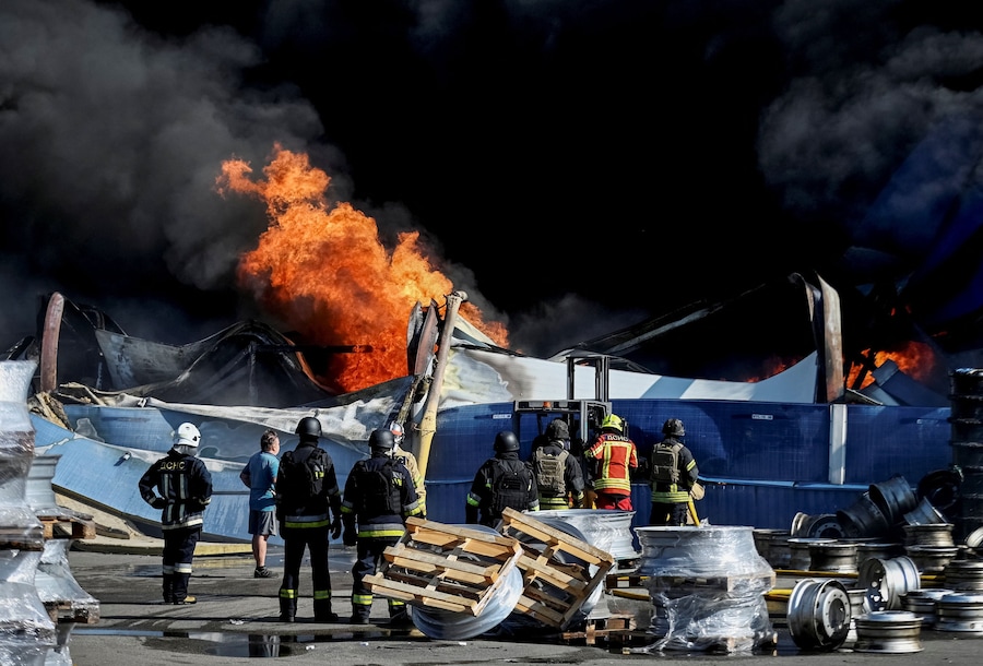 I vigili del fuoco intervengono sul luogo di un attacco con droni russi, contro l'Ucraina, a Kiev. (REUTERS/Oleksandr Gusev)