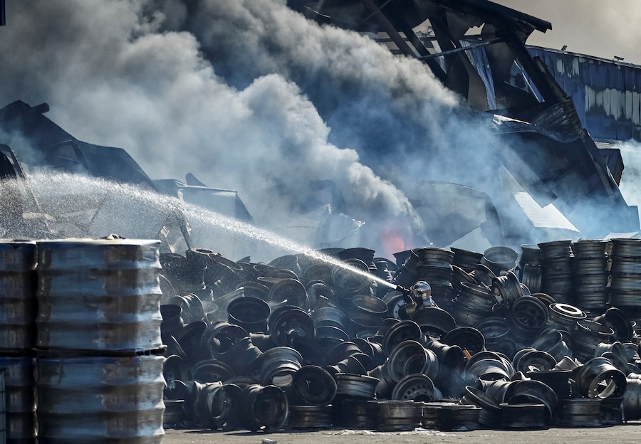 Un pompiere interviene sul luogo di un attacco di droni russi, contro l'Ucraina, a Kiev. (REUTERS/Oleksandr Gusev)