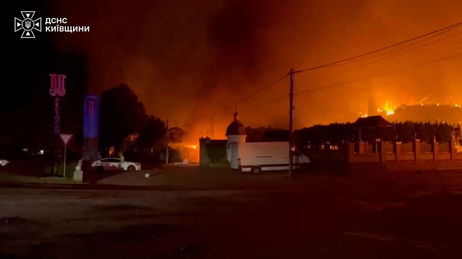 Un incendio divampa dopo che un attacco con droni russi contro un magazzino nell’area di Kiev ha provocato un’esplosione, secondo quanto riferito dalle autorità, in una località indicata come Myla, nella regione di Kiev. (Servizio statale di emergenza dell’Ucraina/Materiale fornito tramite REUTERS)