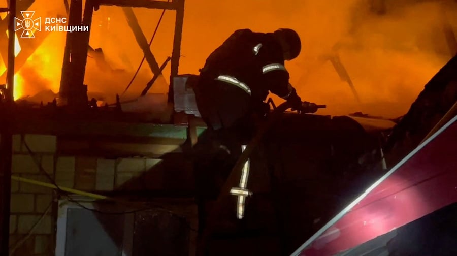 Un vigile del fuoco interviene sul posto dopo che un attacco con un drone russo contro un magazzino nell’area di Kiev ha provocato un’esplosione, secondo quanto riferito dalle autorità, in una località indicata come Myla, nella regione di Kiev. (Servizio statale di emergenza dell’Ucraina/Materiale fornito tramite REUTERS)