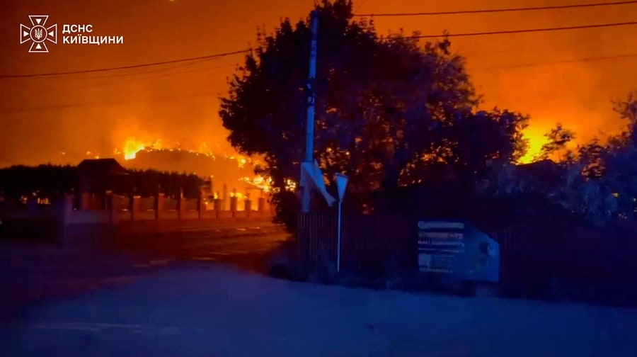 Un incendio divampa dopo che un attacco con un drone russo contro un magazzino nell’area di Kiev ha provocato un’esplosione, secondo quanto riferito dalle autorità, in una località indicata come Myla, nella regione di Kiev. (Servizio statale di emergenza dell’Ucraina/Materiale fornito tramite REUTERS)
