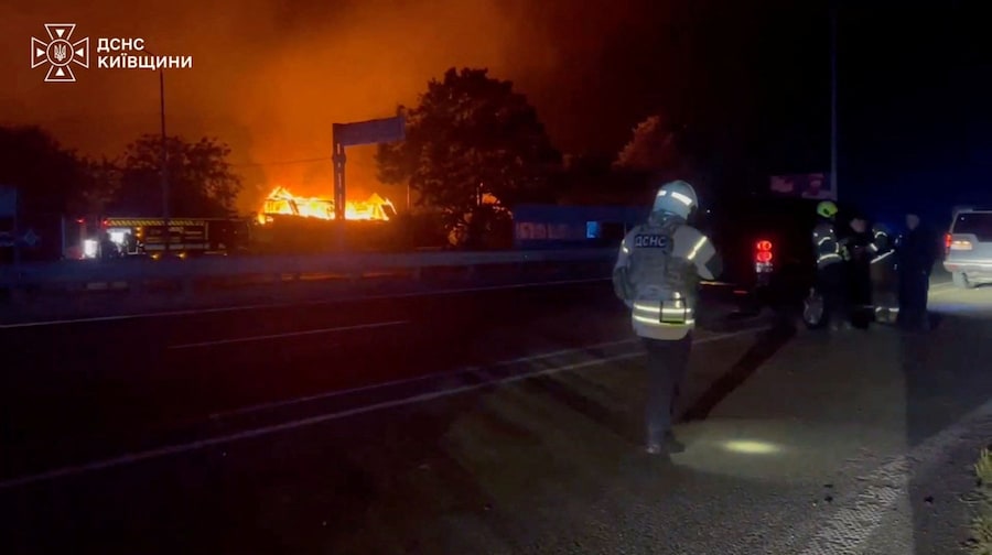 I servizi di emergenza intervengono dopo che un attacco con droni russi contro un magazzino nell’area di Kiev ha provocato un’esplosione, secondo quanto riferito dalle autorità, in una località indicata come Myla, nella regione di Kiev. (Servizio statale di emergenza dell’Ucraina/Immagine fornita tramite REUTERS)