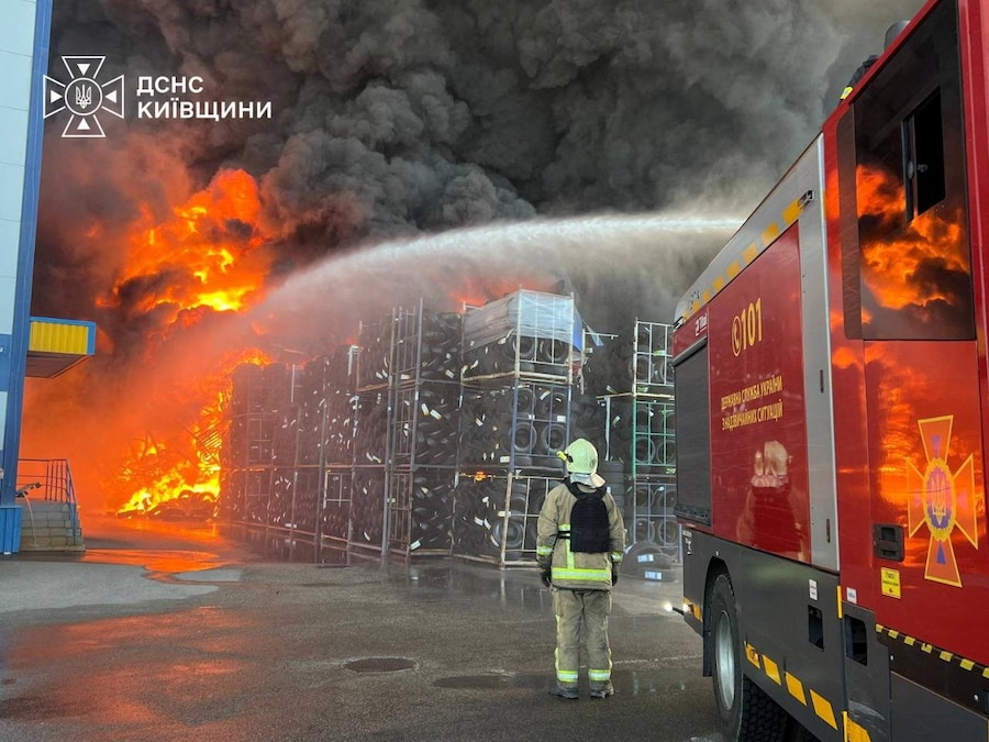 Un vigile del fuoco è al lavoro sul luogo di un attacco sferrato da un drone russo, nella regione di Kiev. (Ufficio stampa del Servizio statale di emergenza dell’Ucraina nella regione di Kiev/Foto fornita tramite REUTERS)