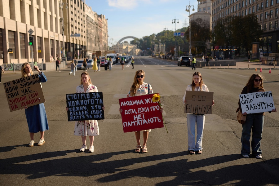 Sabato 29 agosto 2026, in occasione della Giornata della Memoria dei difensori dell’Ucraina, alcune donne partecipano a un minuto di silenzio quotidiano a livello nazionale in memoria dei soldati caduti nella guerra con la Russia, in Piazza dell’Indipendenza a Kiev, in Ucraina. (Foto AP/Francisco Seco/APN)