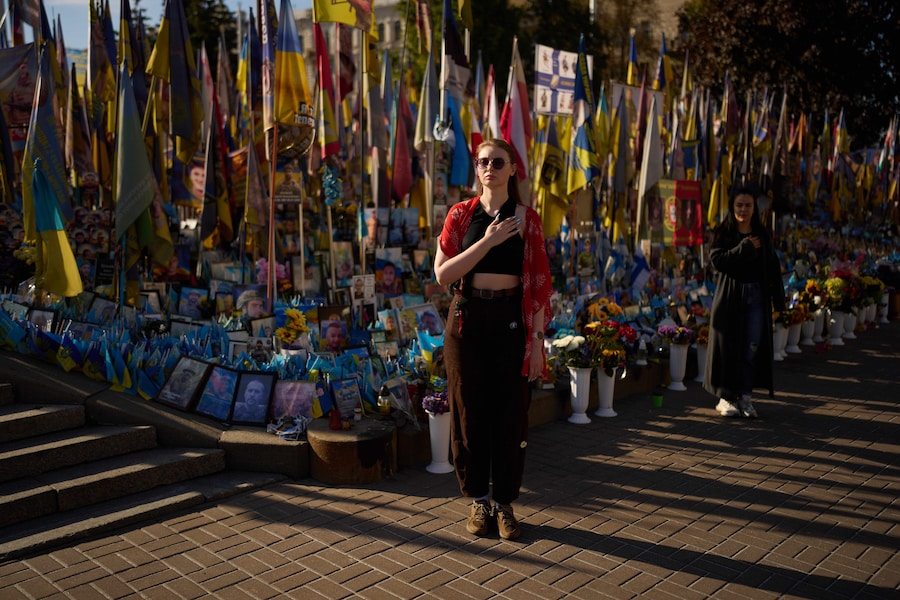 Sabato 29 agosto 2026, in occasione della Giornata della Memoria dei difensori dell'Ucraina, alcune donne partecipano a un minuto di silenzio quotidiano a livello nazionale in memoria dei soldati caduti nella guerra con la Russia, in Piazza dell'Indipendenza a Kiev. (Foto AP/Francisco Seco/APN)