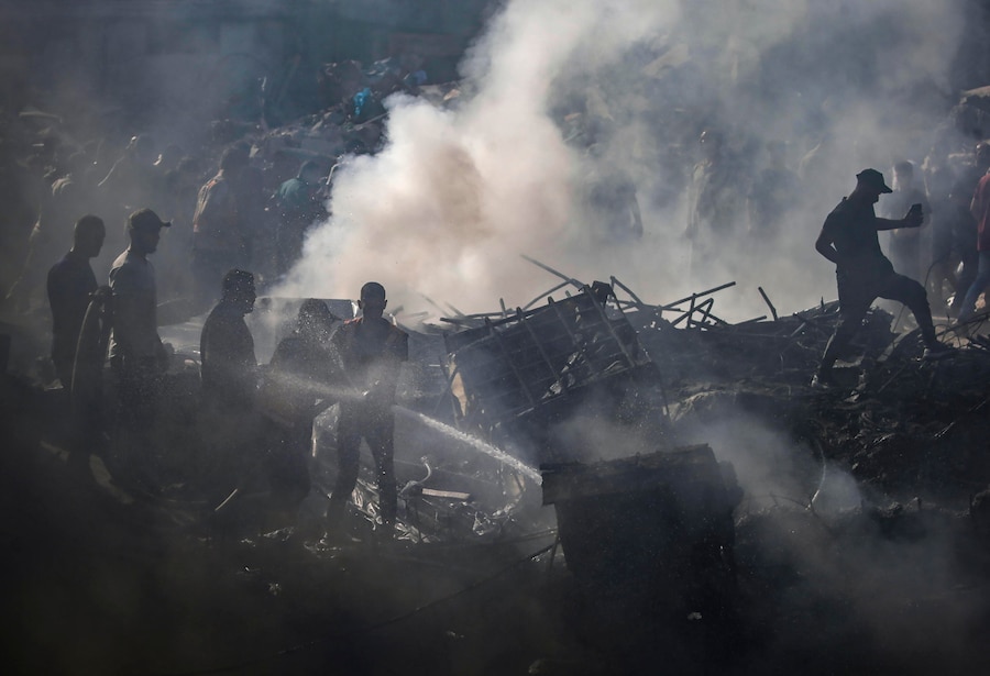I palestinesi cercano di spegnere un incendio scoppiato in seguito a un attacco aereo israeliano nel quartiere di Al Sheikh Radwan, a nord-ovest della città di Gaza, nella Striscia di Gaza, il 24 agosto 2026. (EPA/Mohammed Saber)
