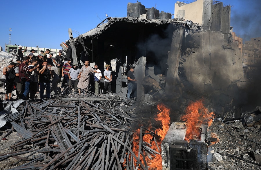 I palestinesi ispezionano il luogo in cui si è verificato un attacco israeliano contro un impianto di desalinizzazione dell'acqua, sferrato dopo che l'esercito israeliano aveva intimato ai residenti di evacuare la zona, nella città di Gaza. (REUTERS/Dawoud Abu Alkas)