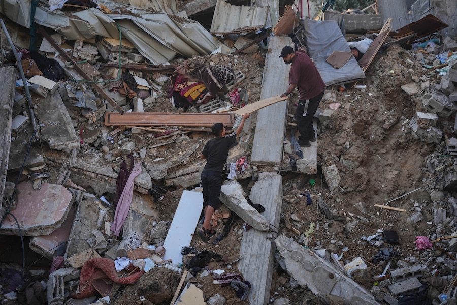 I palestinesi ispezionano gli edifici distrutti all'indomani di un attacco aereo israeliano, nel campo di al-Bureij, nella Striscia di Gaza centrale. (AP Photo/Abdel Kareem Hana/ Associated Press / LaPresse/APN)