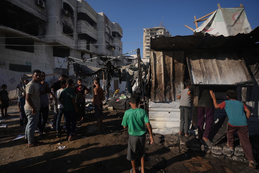 I palestinesi si radunano sul luogo di un attacco militare israeliano che, secondo le autorità sanitarie, ha causato la morte di almeno una persona nella città di Gaza. (AP Photo/Jehad Alshrafi/APN)