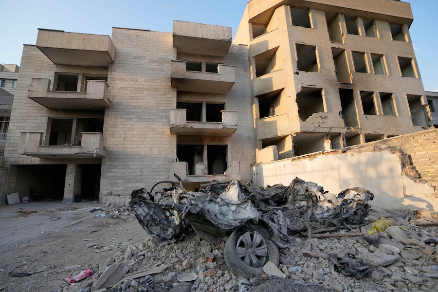 A Teheran, le auto e gli edifici residenziali danneggiati durante un attacco congiunto statunitense-israeliano dell’8 marzo giacciono ancora in rovina. (Foto AP/Vahid Salemi/APN)