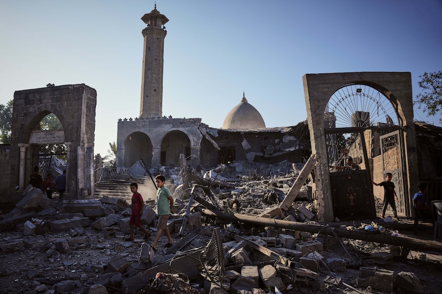 Bambini palestinesi ispezionano la moschea di Abu Salim colpita da un attacco aereo israeliano, a Deir al-Balah, nella Striscia di Gaza centrale. (AP Photo/Abdel Kareem Hana/ Associated Press / LaPresse/APN)