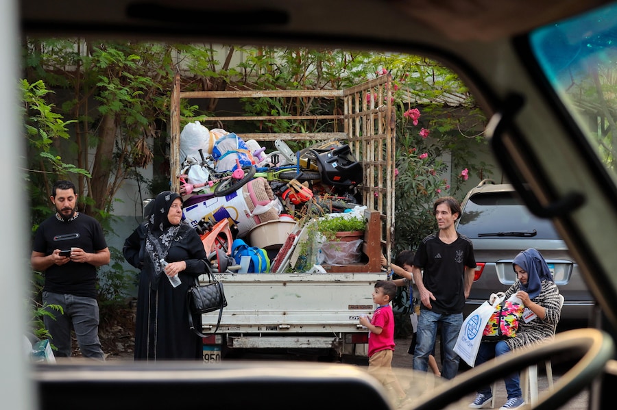 Rifugiati siriani si radunano mentre si preparano a tornare a casa, a Beirut, in Libano. (EPA/Wael Hamzeh)
