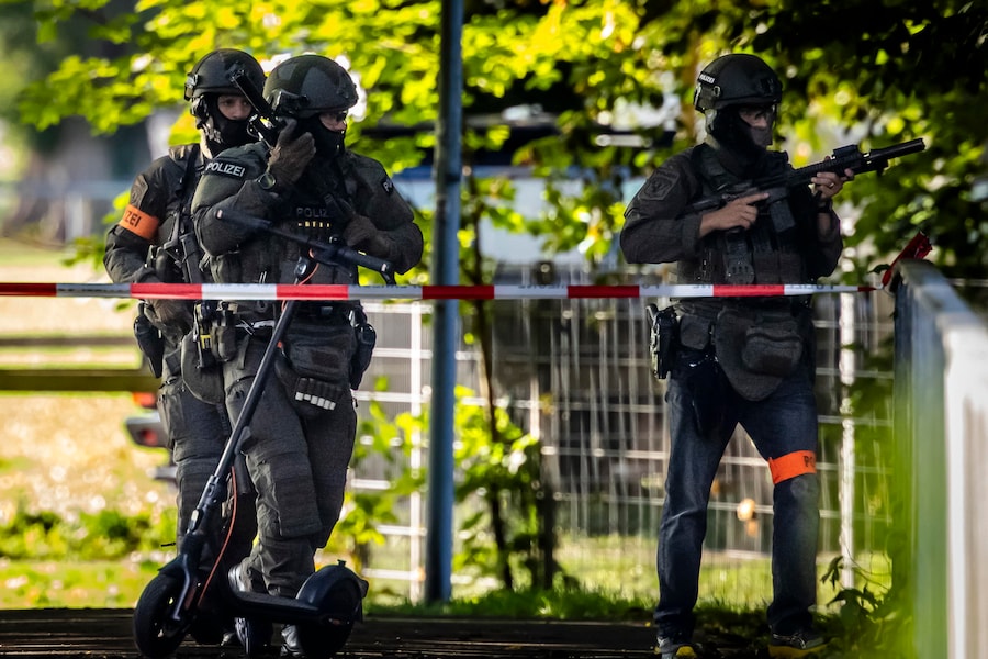 Agenti di polizia armati pattugliano la zona vicino all’ippodromo di Schachen in seguito a una sparatoria, ad Aarau, in Svizzera, il 30 agosto 2026. Secondo la polizia locale, una persona è rimasta uccisa e altre cinque sono rimaste ferite in una sparatoria avvenuta durante la notte nel corso di un rave nei pressi dell’ippodromo nel quartiere di Schachen ad Aarau. (EPA/Michael Buholzer)