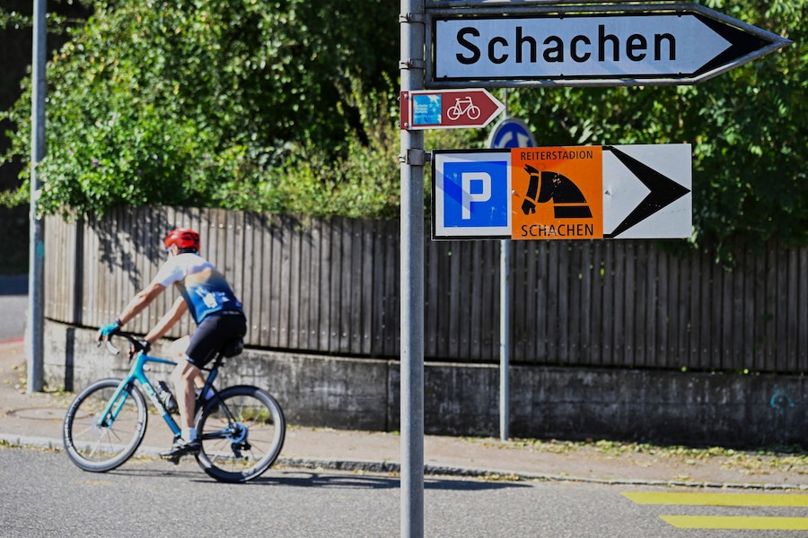 Un cartello indica “Schachen”, nei pressi del luogo in cui, secondo la polizia, si è verificata una sparatoria mortale durante un evento ad Aarau, in Svizzera, il 30 agosto 2026. (REUTERS/Romina Amato)