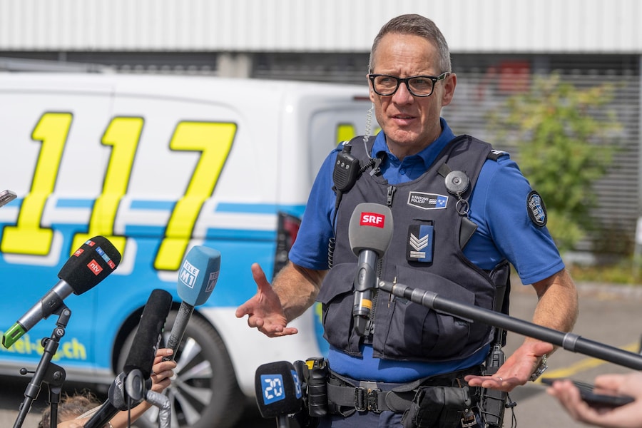 Bernhard Graser, portavoce della Polizia cantonale di Argovia, tiene una conferenza stampa a seguito di una sparatoria all’ippodromo di Schachen, ad Aarau, in Svizzera, il 30 agosto 2026. Secondo la polizia locale, una persona è rimasta uccisa e altre cinque sono rimaste ferite in una sparatoria avvenuta durante la notte nel corso di un rave nei pressi dell’ippodromo nel quartiere di Schachen ad Aarau. (EPA/Peter Schneider)
