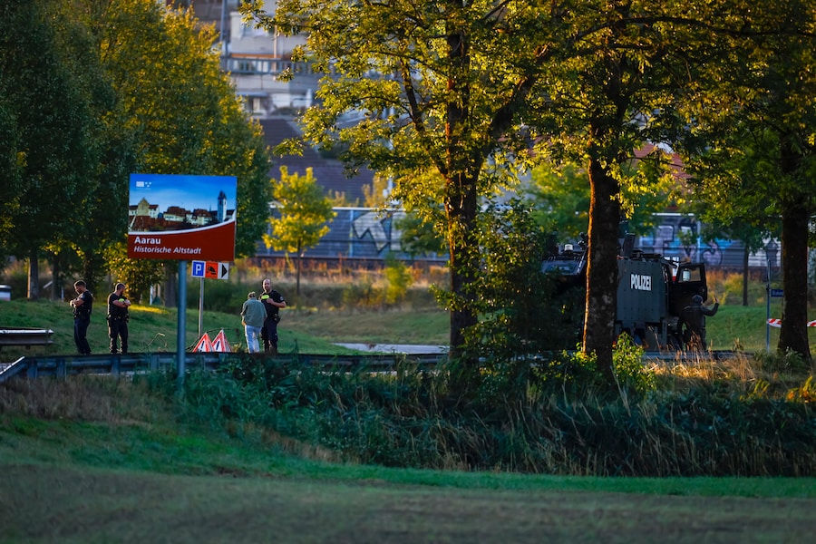 Agenti di polizia a bordo di un veicolo blindato speciale bloccano una strada nei pressi dell’ippodromo di Schachen a seguito di una sparatoria, ad Aarau, in Svizzera, il 30 agosto 2026. Secondo la polizia locale, una persona è rimasta uccisa e altre cinque sono rimaste ferite in una sparatoria avvenuta nella notte durante un rave nei pressi dell’ippodromo nel quartiere di Schachen ad Aarau. (EPA/Michael Buholzer)