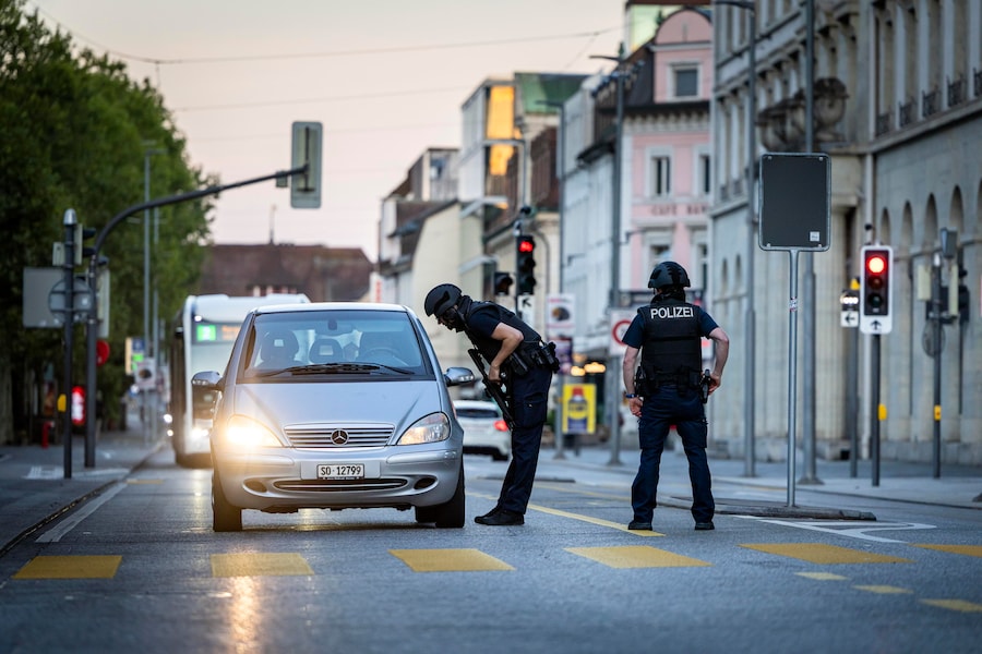 Agenti di polizia pattugliano una strada nel centro di Aarau, in Svizzera, il 30 agosto 2026. Nella tarda serata del 29 agosto si è verificata una sparatoria durante un evento allo Schachen di Aarau. Secondo una dichiarazione della Polizia cantonale di Argovia pubblicata sulla piattaforma X, diverse persone sono rimaste ferite. (EPA/Michael Buholzer)