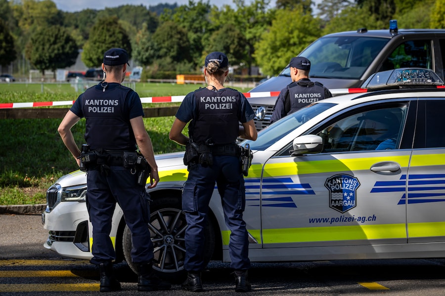 Gli agenti di polizia mettono in sicurezza l'area circostante l'ippodromo di Schachen in seguito a una sparatoria avvenuta durante un rave ad Aarau, in Svizzera, domenica 30 agosto 2026. (Michael Buholzer/Keystone via AP/APN)