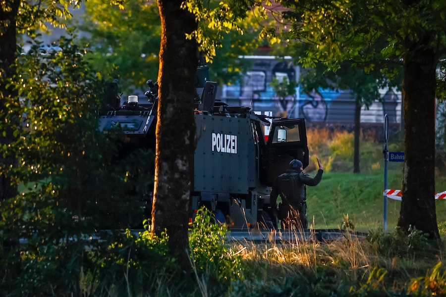 Gli agenti di polizia mettono in sicurezza l'area circostante l'ippodromo di Schachen a seguito di una sparatoria avvenuta durante un rave ad Aarau, in Svizzera, domenica 30 agosto 2026. (Michael Buholzer/Keystone via AP/APN)