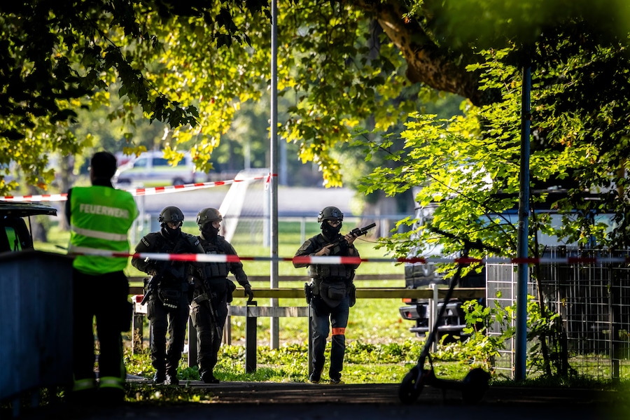 Gli agenti di polizia mettono in sicurezza l'area circostante l'ippodromo di Schachen a seguito di una sparatoria avvenuta durante un rave ad Aarau, in Svizzera, domenica 30 agosto 2026. (Michael Buholzer/Keystone via AP/APN)