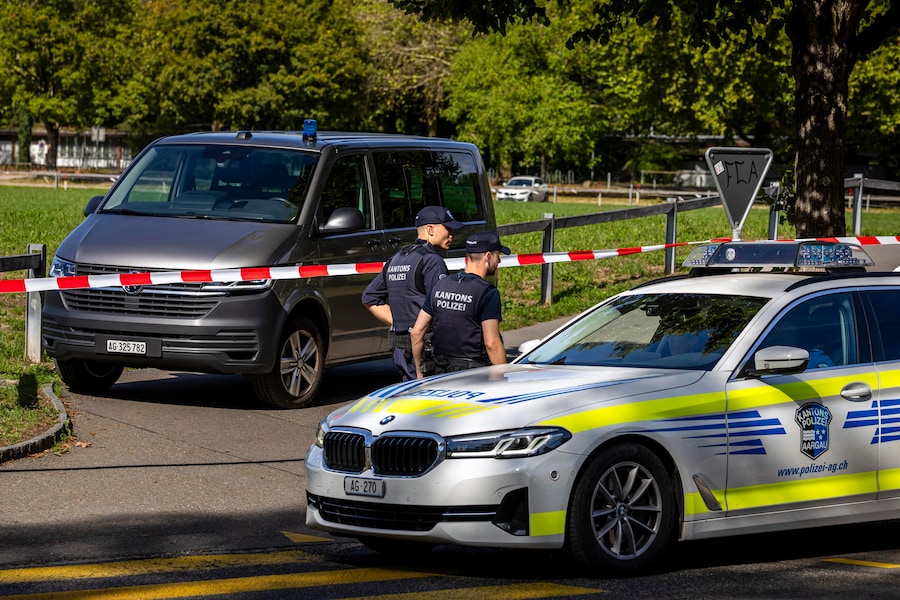 Gli agenti di polizia mettono in sicurezza l'area intorno all'ippodromo di Schachen in seguito a una sparatoria, ad Aarau, in Svizzera, il 30 agosto 2026. Secondo la polizia locale, una persona è rimasta uccisa e altre cinque sono rimaste ferite in una sparatoria avvenuta durante la notte nel corso di un rave nei pressi dell’ippodromo nel quartiere di Schachen ad Aarau. (EPA/Michael Buholzer)
