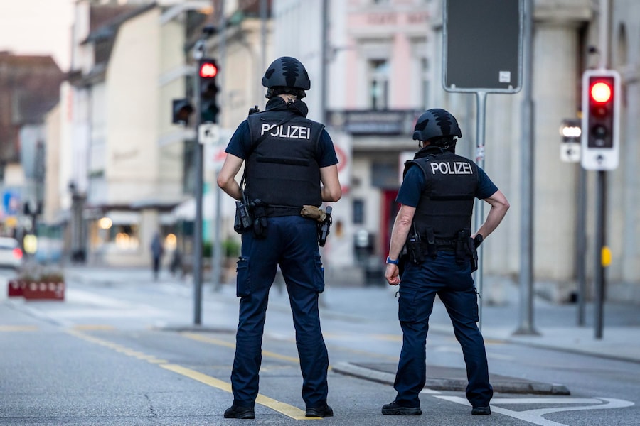 Agenti di polizia pattugliano una strada nel centro di Aarau, in Svizzera, il 30 agosto 2026. Nella tarda serata del 29 agosto si è verificata una sparatoria durante un evento allo Schachen di Aarau. Secondo una dichiarazione della Polizia cantonale di Argovia pubblicata sulla piattaforma X, diverse persone sono rimaste ferite. (EPA/Michael Buholzer)