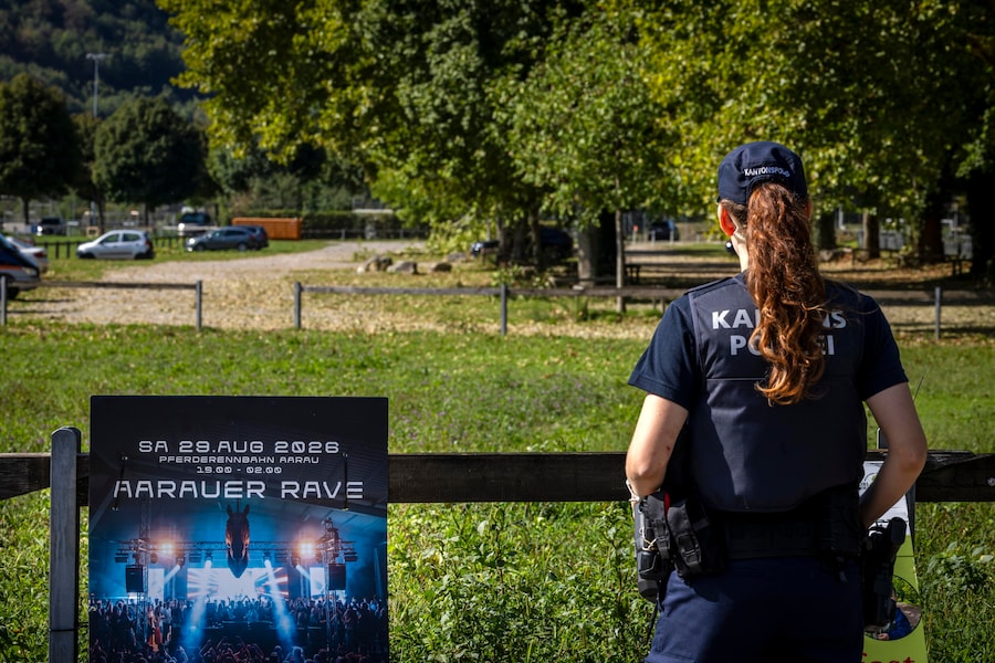 Una agente di polizia mette in sicurezza l'area intorno all'ippodromo di Schachen in seguito a una sparatoria, ad Aarau, in Svizzera, il 30 agosto 2026. Secondo la polizia locale, una persona è rimasta uccisa e altre cinque sono rimaste ferite in una sparatoria avvenuta durante la notte nel corso di un rave nei pressi dell’ippodromo nel quartiere di Schachen ad Aarau. (EPA/Michael Buholzer)