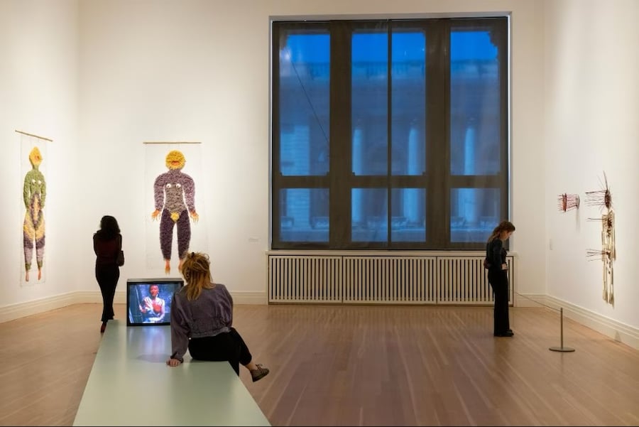 Gabriele Stötzer: Dabei sein und nicht schweigen, installation view, Gropius Bau, 2026 © Gropius Bau (Rosa Merk)