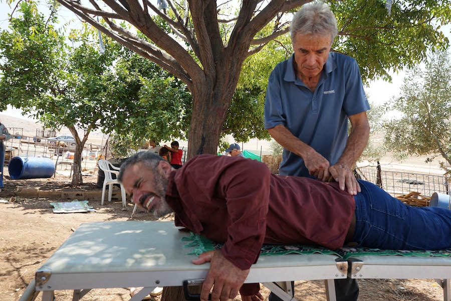 Harald Finkbeiner, 68 anni è un osteopata in pensione, tedesco con passaporto israeliano, gira tra i villaggi della valle del Giordano per curare i traumi dei palestinesi inflitti dai coloni. (Foto Roberto Bongiorni)