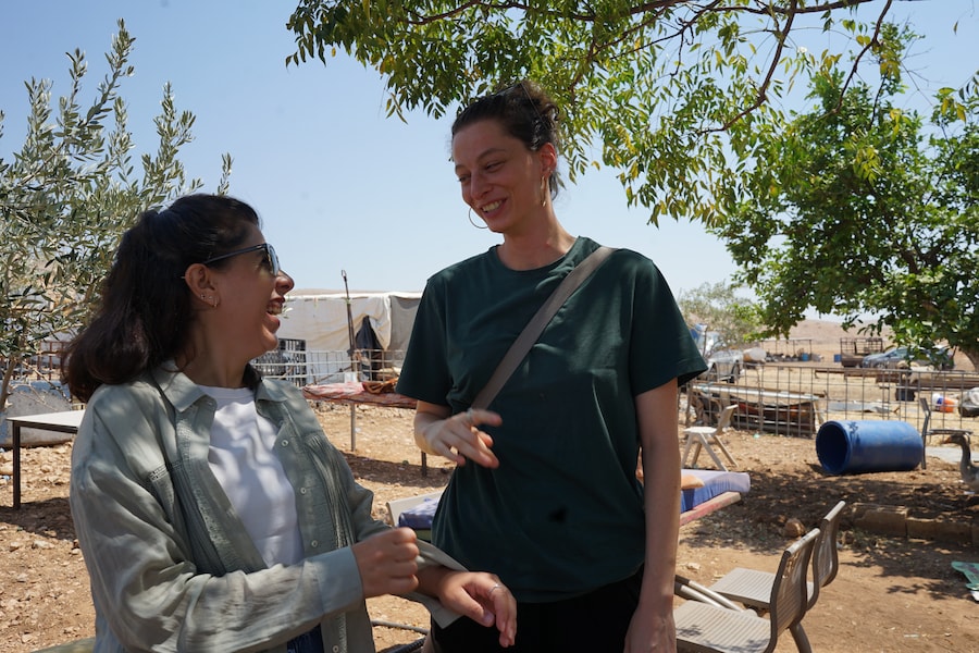 Keren, israeliana ebrea, e la sua amica araba ebrea arrivano alla comunità di Yousef per vigilare contro gli attacchi dei coloni, che qui sono quasi all’ordine del giorno. (Foto Roberto Bongiorni)