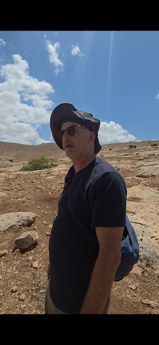 Benny, israeliano di Haifa, scorta i pastori di Samra per fare da scudo contro eventuali attacchi dei coloni contro le greggi. (Foto Roberto Bongiorni)