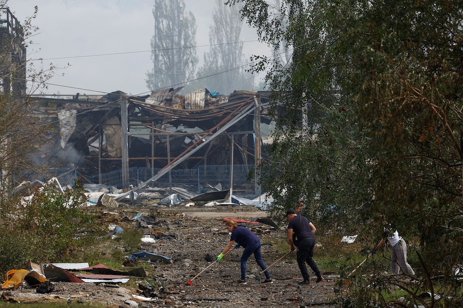 I residenti rimuovono le macerie davanti a un'abitazione privata danneggiata dagli attacchi dei droni russi venerdì sera, nel contesto dell'offensiva russa contro l'Ucraina, nella regione di Kiev, Ucraina. (REUTERS)