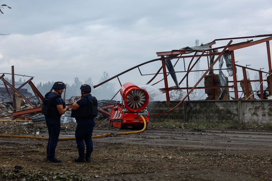 I soccorritori sono al lavoro sul luogo degli attacchi con droni russi avvenuti venerdì sera, nel contesto dell’offensiva russa contro l’Ucraina, nella regione di Kiev, Ucraina. (REUTERS)