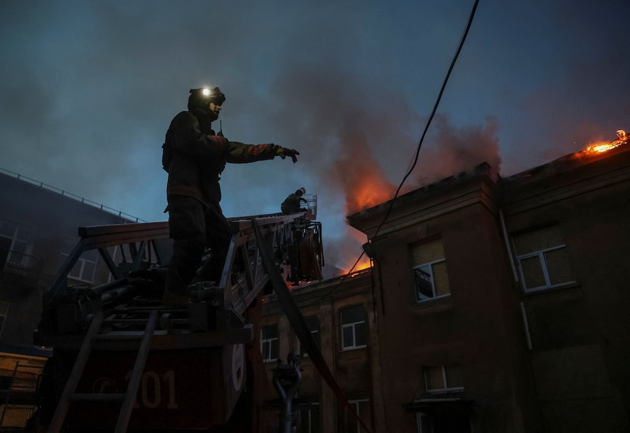 I vigili del fuoco intervengono sul luogo di un edificio di un ambulatorio colpito da un attacco con droni russi, nel contesto dell'offensiva russa contro l'Ucraina, nella città di Kramatorsk, in prima linea nella regione di Donetsk, Ucraina. (REUTERS)