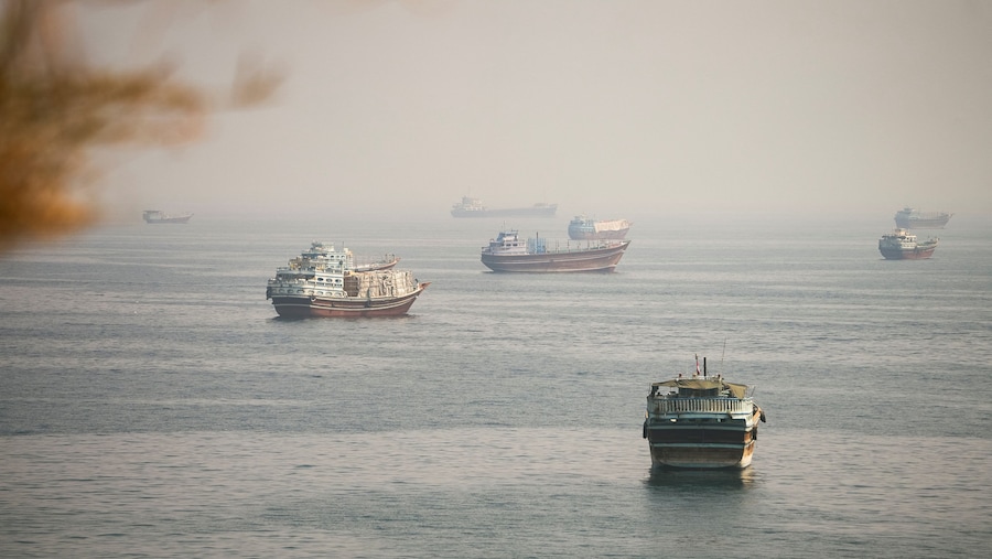 Navi nei pressi dello Stretto di Hormuz, viste da Musandam, in Oman. (REUTERS)