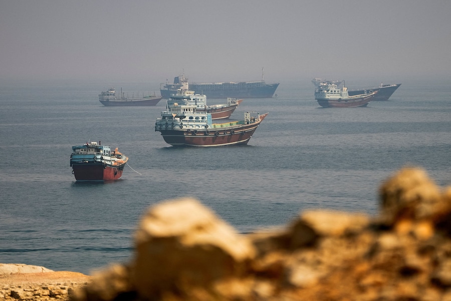 Navi nei pressi dello Stretto di Hormuz, viste da Musandam, in Oman. (REUTERS)