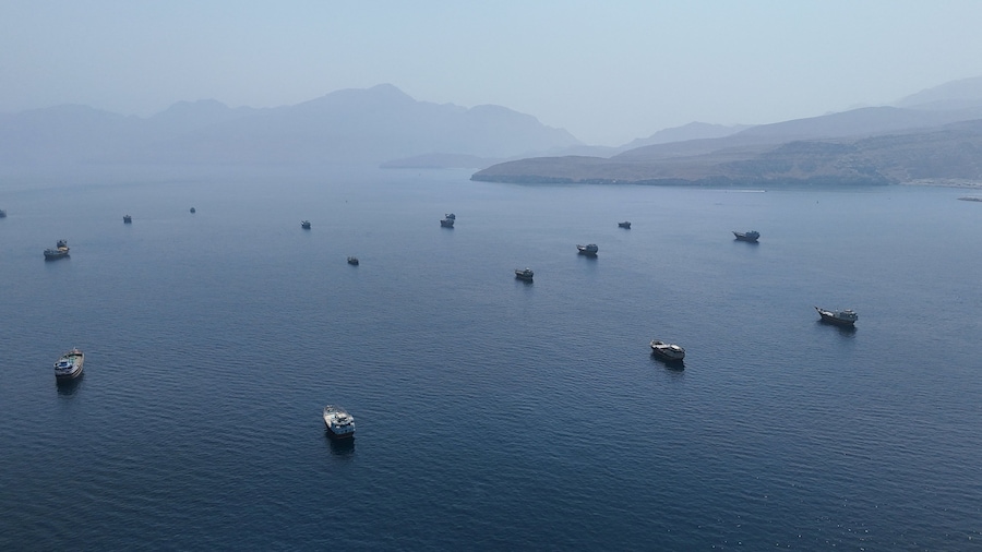 Una ripresa dal drone mostra alcune imbarcazioni nei pressi dello Stretto di Ormuz, vista da Musandam, in Oman. (REUTERS)