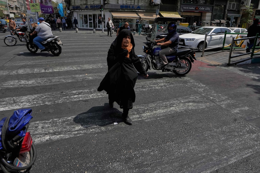 Una donna attraversa un incrocio nel centro di Teheran. (APN)