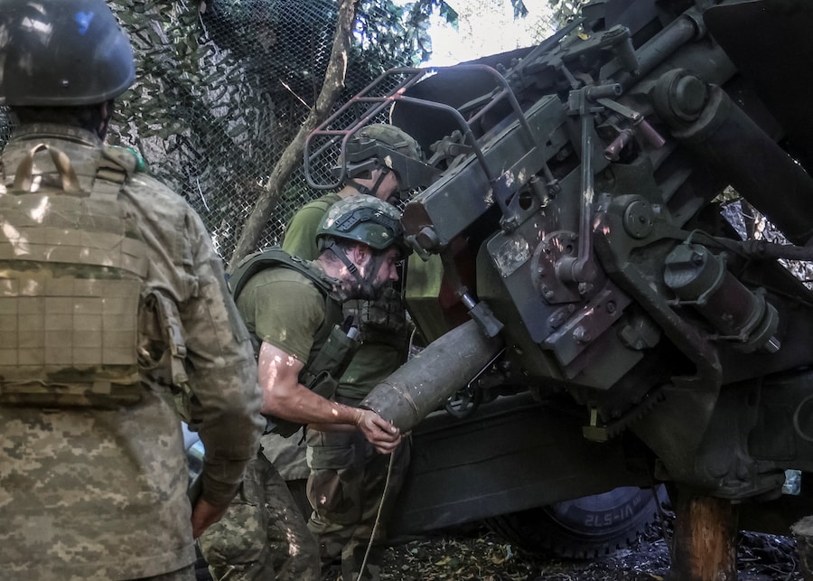 I militari della 67ª Brigata meccanizzata delle Forze armate ucraine caricano un proiettile in un obice da 152 mm 2A65 Msta-B diretto contro le truppe russe, nel contesto dell’attacco russo all’Ucraina, in una postazione vicino alla città di Kramatorsk, in prima linea, nella regione di Donetsk. (REUTERS)