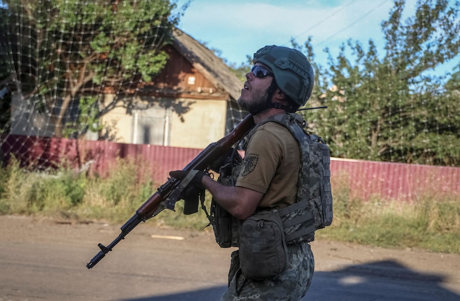 Un soldato ucraino scruta il cielo alla ricerca di droni russi nella città di Druzhkivka, in prima linea, mentre la Russia attacca l'Ucraina, nella regione di Donetsk. (REUTERS)