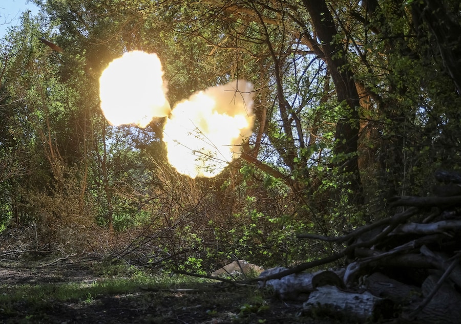 I militari della 67ª Brigata Meccanizzata delle Forze Armate ucraine sparano con un obice da 152 mm 2A65 Msta-B contro le truppe russe, nel corso dell’attacco della Russia all’Ucraina, da una postazione nei pressi della città di Kramatorsk, in prima linea, nella regione di Donetsk. (REUTERS)
