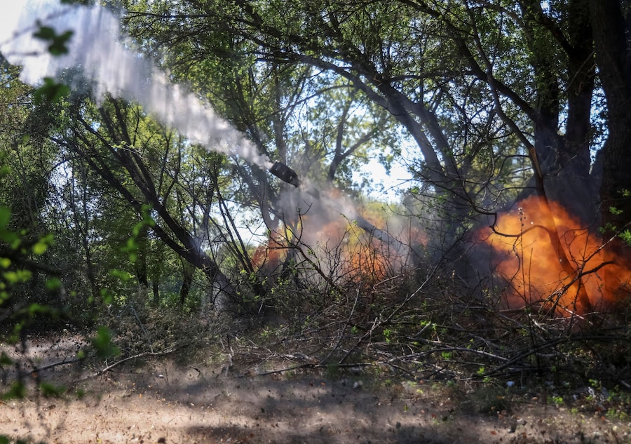 I militari della 67ª Brigata meccanizzata delle Forze Armate ucraine sparano con un obice da 152 mm 2A65 Msta-B contro le truppe russe, nel corso dell’attacco della Russia all’Ucraina, da una postazione nei pressi della città di Kramatorsk, in prima linea, nella regione di Donetsk. (REUTERS)