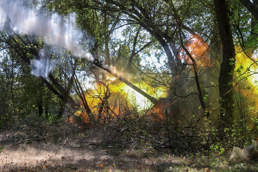 I militari della 67ª Brigata meccanizzata delle Forze armate ucraine sparano con un obice da 152 mm 2A65 Msta-B contro le truppe russe, nel corso dell’attacco della Russia all’Ucraina, da una postazione nei pressi della città di Kramatorsk, in prima linea, nella regione di Donetsk. (REUTERS)