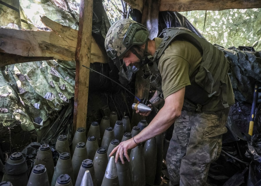Un militare della 67ª Brigata meccanizzata delle Forze armate ucraine controlla i proiettili per un obice da 152 mm 2A65 Msta-B prima di sparare contro le truppe russe, nel corso dell'attacco russo all'Ucraina, in una postazione vicino alla città di Kramatorsk, in prima linea, nella regione di Donetsk. (REUTERS)