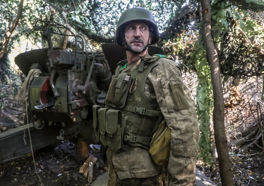 Un militare della 67ª Brigata meccanizzata delle Forze armate ucraine si prepara a sparare con un obice da 152 mm 2A65 Msta-B contro le truppe russe, nel contesto dell’attacco della Russia all’Ucraina, da una postazione nei pressi della città di Kramatorsk, in prima linea, nella regione di Donetsk. (REUTERS)