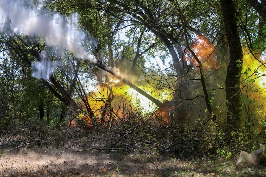 I militari della 67ª Brigata meccanizzata delle Forze armate ucraine sparano con un obice da 152 mm 2A65 Msta-B contro le truppe russe, nel corso dell’attacco della Russia all’Ucraina, da una postazione nei pressi della città di Kramatorsk, in prima linea, nella regione di Donetsk. (REUTERS)