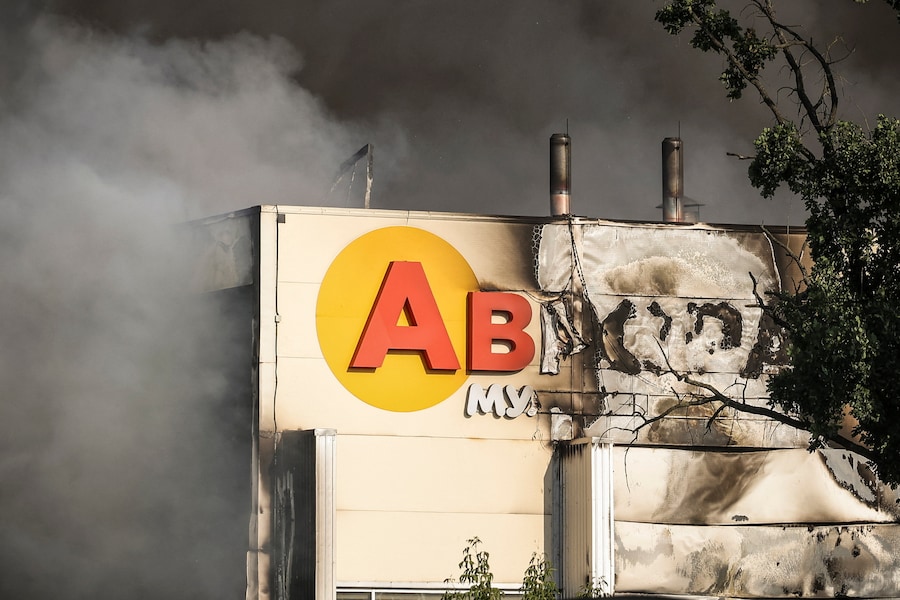 L'insegna fusa di un negozio "Avrora Multimarket" in un magazzino colpito da un attacco con droni russi, nel contesto dell'offensiva russa contro l'Ucraina, nella regione di Kiev. (REUTERS)