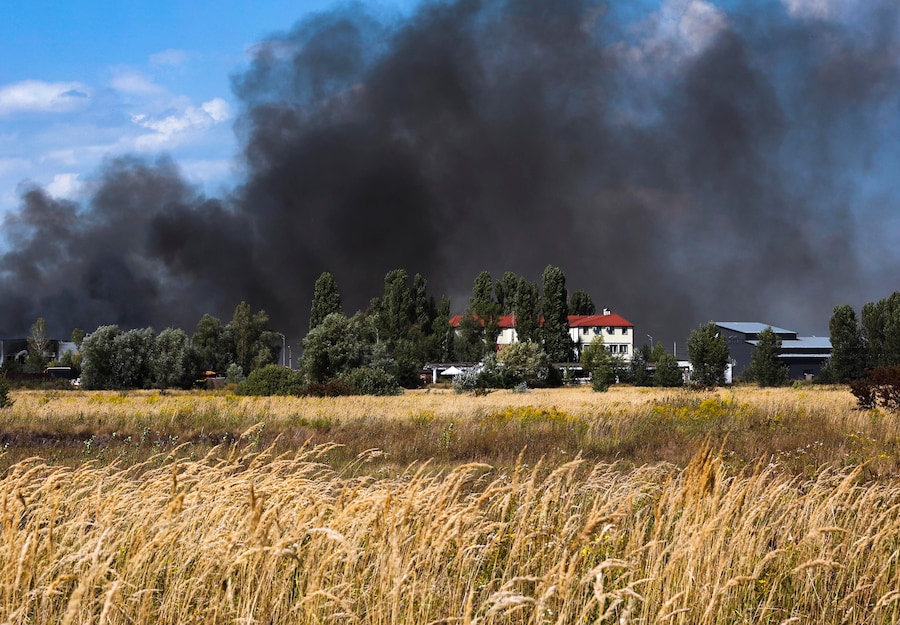 Il fumo si alza sul luogo di un attacco russo nei pressi di Kiev. (EPA)
