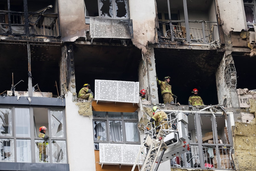 I vigili del fuoco intervengono sul luogo di un condominio danneggiato da un attacco con droni russi, nel contesto dell'offensiva russa contro l'Ucraina, a Kiev. (REUTERS)
